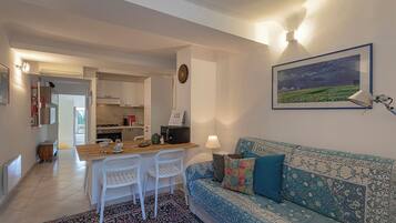 Apartment | Living area | 35-inch TV with digital channels