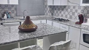 Fridge, microwave, oven, stovetop - Jolie Appartement Proche de la mer (Oran)