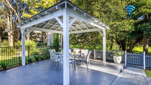 Outdoor dining - Bay Serene - Water views, walk to beach, spacious family home (Nelson Bay)