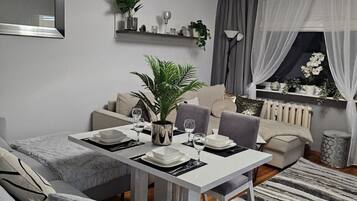 Apartment | Wohnbereich | Fernseher