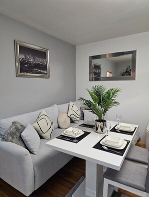 Dining - Lovely Apartment in Zyrardow, 10 min to Suntago Free Parking (Zyrardow)