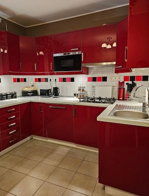 Fridge, microwave, oven, stovetop - Lovely Apartment in Zyrardow, 10 min to Suntago Free Parking (Zyrardow)