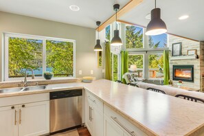 Fridge, microwave, oven, stovetop - Gorgeous Modern Cabin with Access to Lake Cushman! (Hoodsport)