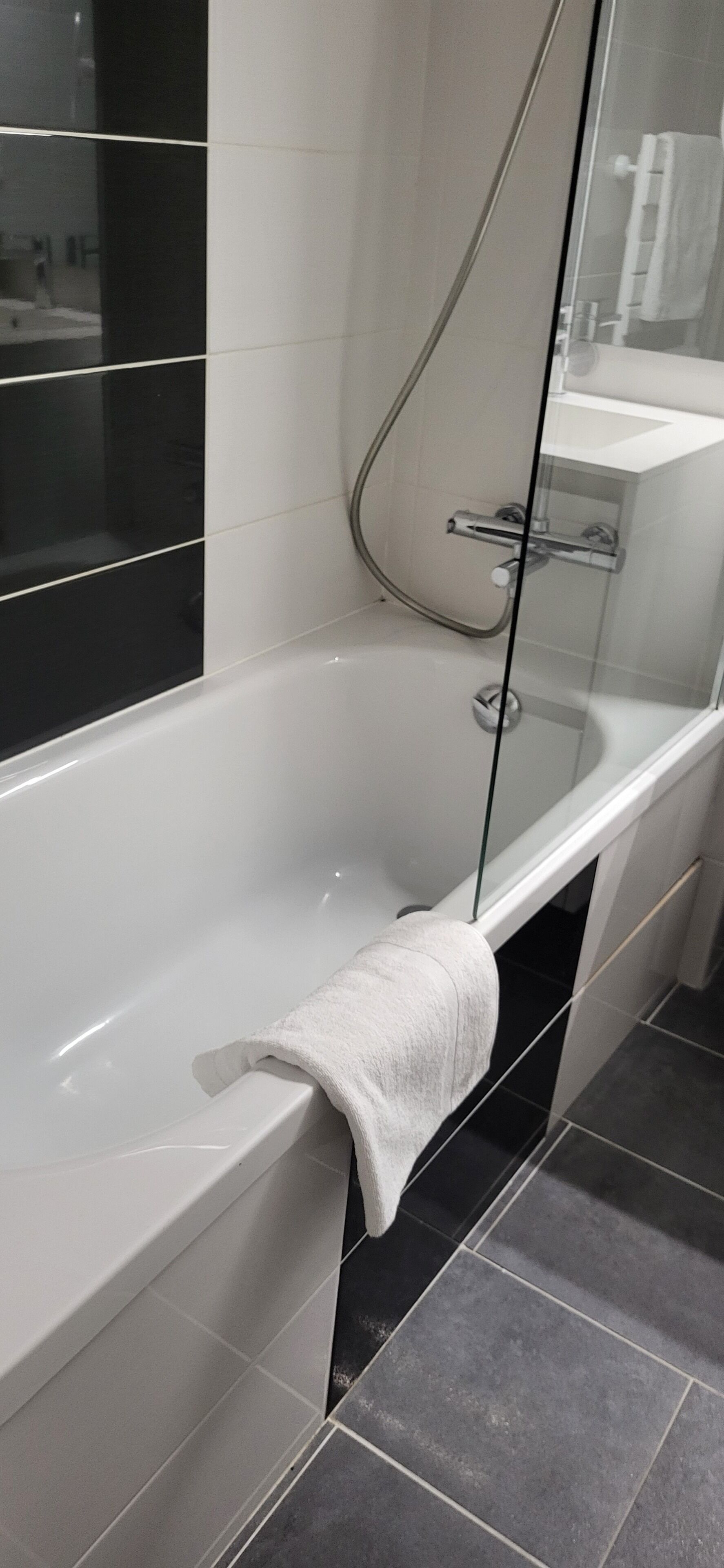 La Chaize | Salle de bain | Baignoire, articles de toilette de luxe, sèche-cheveux