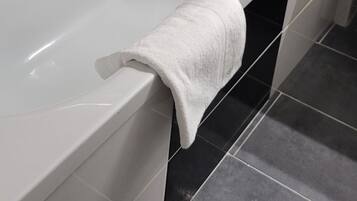 La Chaize | Salle de bain | Baignoire, articles de toilette de luxe, sèche-cheveux