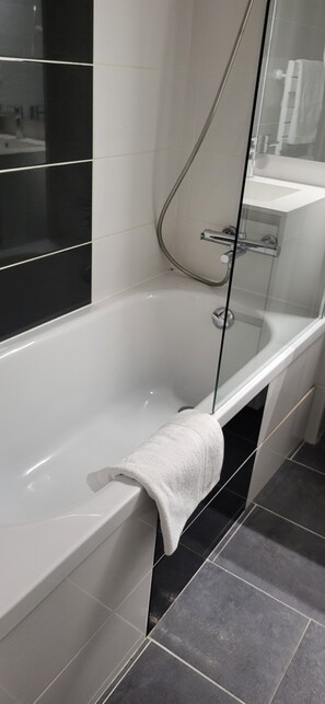 La Chaize | Phòng tắm | Bồn tắm, đồ dùng nhà tắm được thiết kế riêng, máy sấy tóc, khăn tắm 