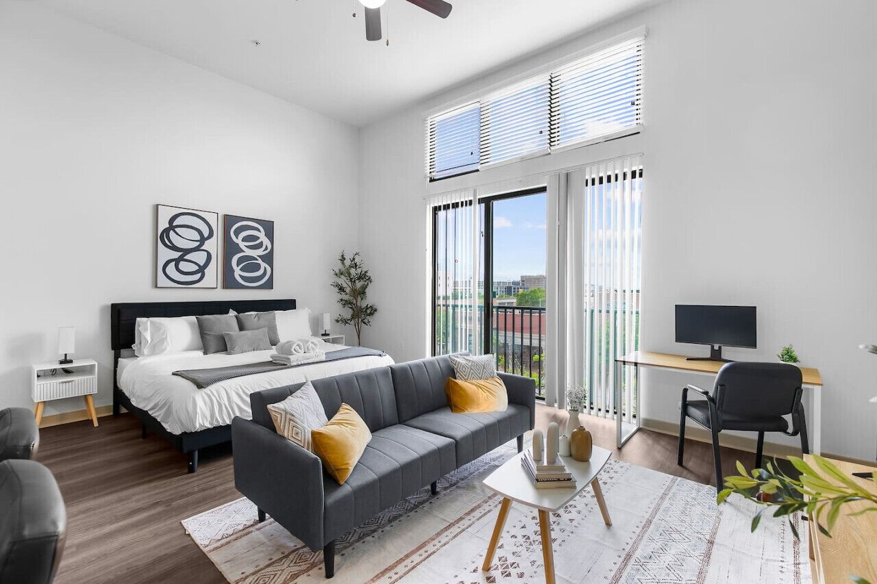 ~ Urban King Loft: Perfect for City Explorers ~