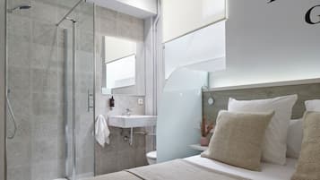 Phòng đôi, 1 giường cỡ queen | Phòng tắm | Khăn tắm