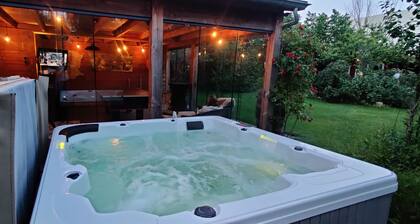 Ecolodge Tilburg- Swimmingpool-jacuzzi-ensuite privat sauna- beautifull garden-