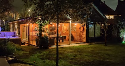 Ecolodge Tilburg- Swimmingpool-jacuzzi-ensuite privat sauna- beautifull garden-