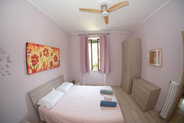 2 habitaciones, tabla de planchar con plancha, wifi y ropa de cama
