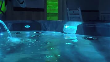 Indoor spa tub
