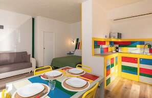 Deluxe Studio, Multiple Beds | Living area