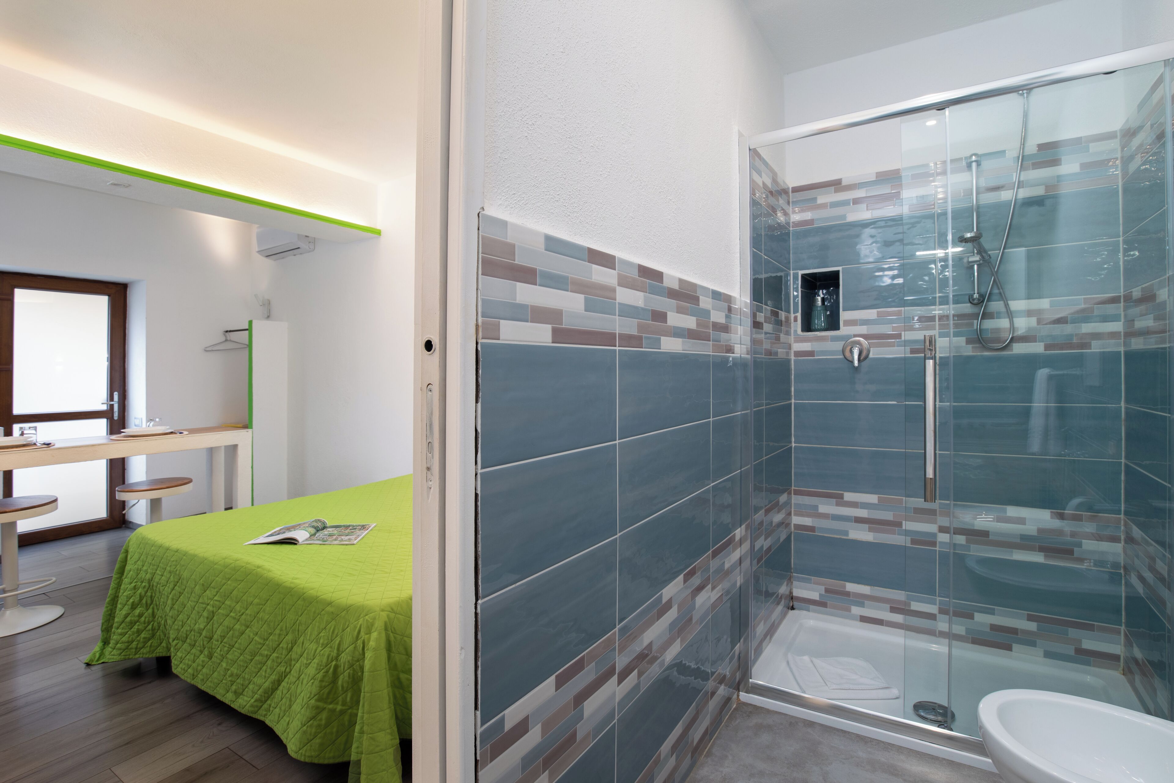 Ein modernes Badezimmer mit Duschkabine, Toilette und Waschbecken.