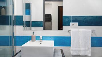 Estudio Confort | Baño | Regadera, secadora de cabello, bidet, toallas