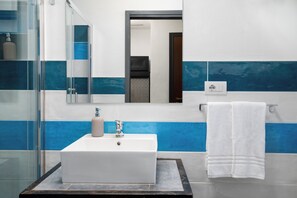 Comfort Studio | Bathroom | Shower, hair dryer, bidet, towels