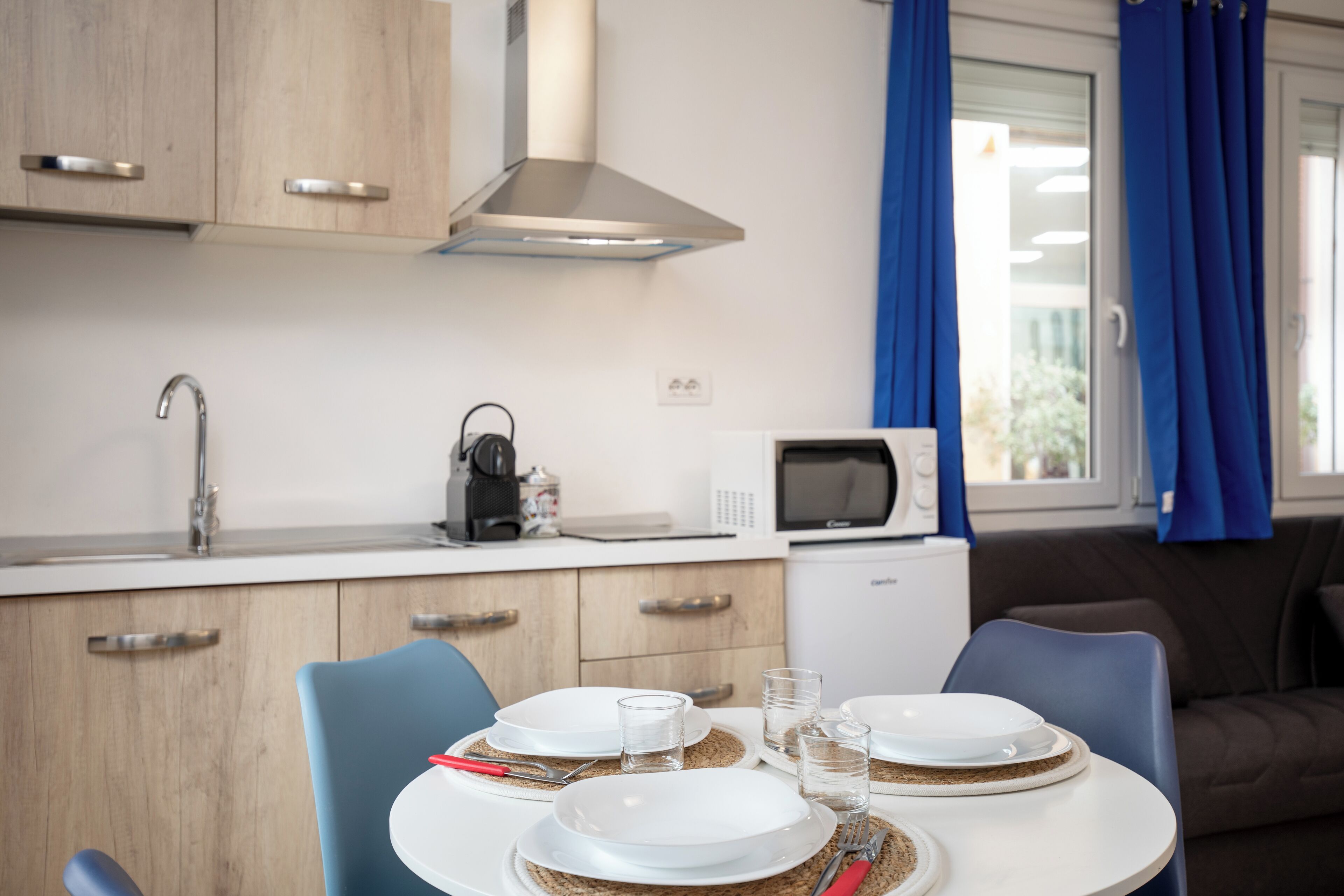 Deluxe studio, 1 kingsize bed met slaapbank | Privékeuken | Een koelkast, een magnetron, kookgerei, borden en bestek