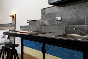 Comfort Studio | Private kitchen | Fridge, microwave, cookware/dishes/utensils