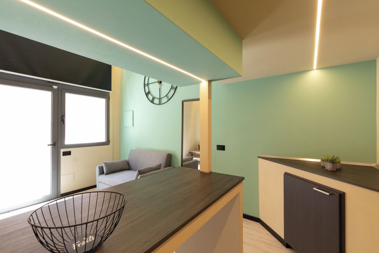 Refrigerador, microondas, utensilios de cocina