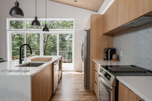 Kylskåp, mikrovågsugn, ugn och spishäll