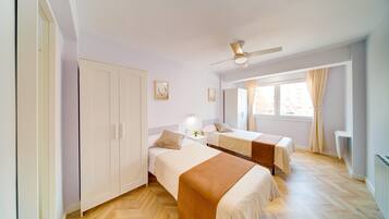 3 slaapkamers, een strijkplank/strijkijzer, beddengoed