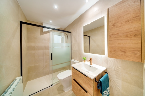 Hair dryer, towels, toilet paper - Apartamento muy Coqueto a 5 Min, Pabellon Principe Felipe (Zaragoza)