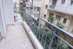 A balcony with a metal railing overlooking a residential area with multiple buildings. - Charming 1 Bd Apt near ASOE in Athens (Athens)