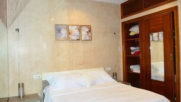 2 bedrooms, iron/ironing board, WiFi, bed sheets