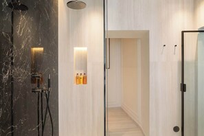 Dusche, Haartrockner, Shampoo