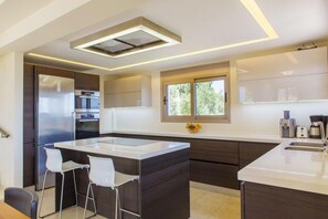 Villa | Private kitchen | Fridge, microwave, oven, stovetop - Villa With Panoramic Views of the sea Near Nafplio (Nafplio)