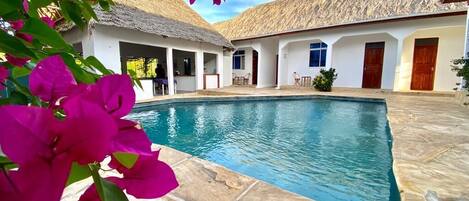 สระว่ายน้ำกลางแจ้ง