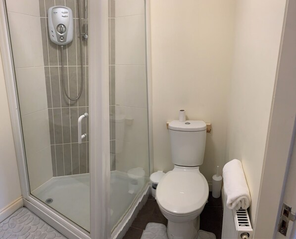 Ferienhaus | Badezimmer | Duschwanne, Komfortbadewanne, Haartrockner, Handtücher