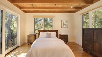 4 bedrooms, desk, iron/ironing board, free WiFi