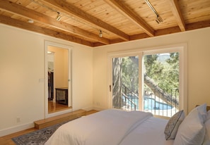 4 bedrooms, desk, iron/ironing board, free WiFi