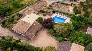 Vue aérienne d’un quartier résidentiel avec de nombreuses maisons, une piscine et de la végétation luxuriante tout autour.