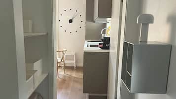 Jääkaappi, uuni, liesi, astianpesukone