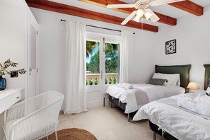 5 bedrooms, iron/ironing board, free WiFi, bed sheets