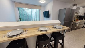 Kjøleskap, mikrobølgeovn, ovn og kokeplater