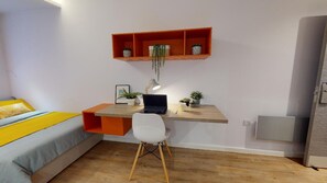 1 室のベッドルーム、デスク、WiFi (無料)、ベッドシーツ