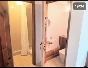 Een douche, handdoeken, toiletpapier