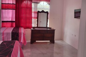 4 عدّة غرف نوم وواي فاي مجانًا وملاءات أسرّة