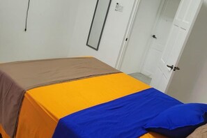 4 عدّة غرف نوم وواي فاي مجانًا وملاءات أسرّة