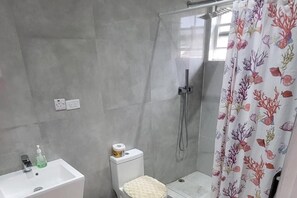 Shower, towels - Mahoe Drive Villa Retreat (Ocho Rios)