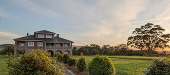 Habitación en Elegante Mansión con Acceso a Jardín y Zonas Comunes