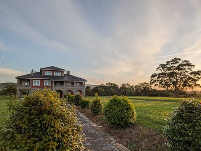 Habitación en Elegante Mansión con Acceso a Jardín y Zonas Comunes