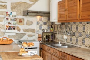 Microondas, horno y placa de cocina