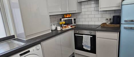 Køleskab, mikrobølgeovn, ovn, brødrister