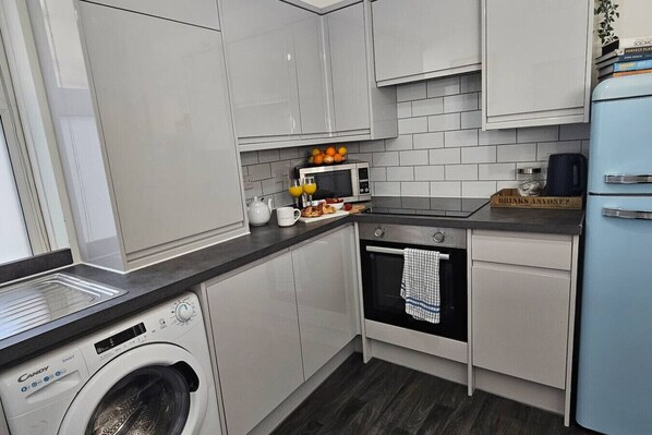 Fridge, microwave, oven, toaster - Spacious 2 Bed Flat | Central (Stonehouse)