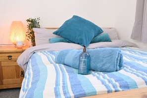 2 bedrooms, desk, iron/ironing board, free WiFi - Spacious 2 Bed Flat | Central (Stonehouse)