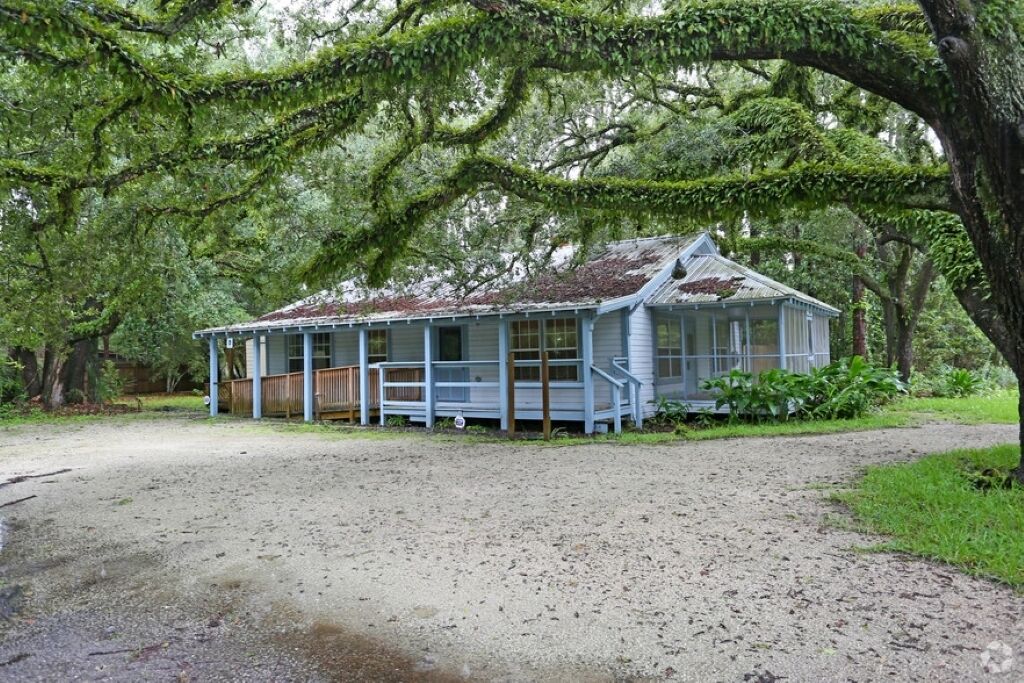 Centrally located to fishing, biking, hiking, beaches, and seafood restaurants.